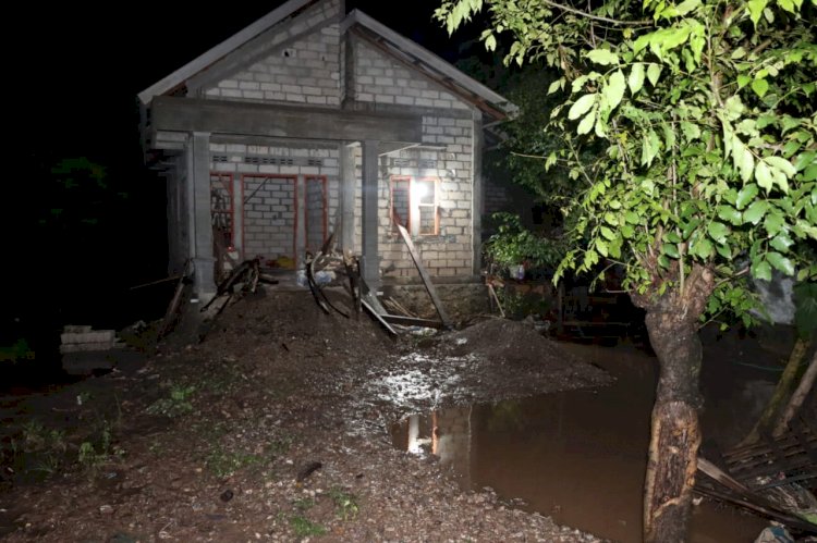 Sejumlah Rumah Warga Kupang Terdampak Banjir saat sedang merayakan malam pergantian Tahun Baru 2023